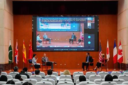 电视前有许多人 中度可信度描述已自动生成