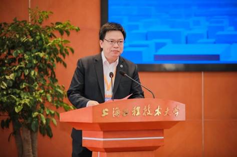 说明:男人站在电视前 描述已自动生成