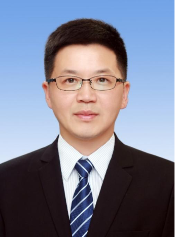 说明:穿着西装笔挺的男子 描述已自动生成