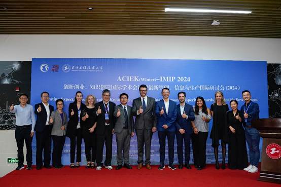 一群人站在一起 描述已自动生成