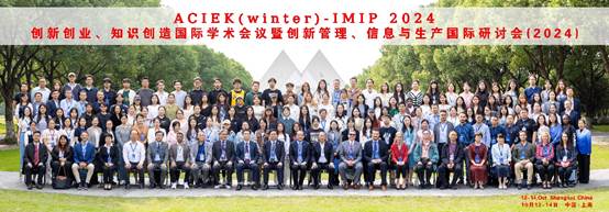 草地上有许多人 中度可信度描述已自动生成